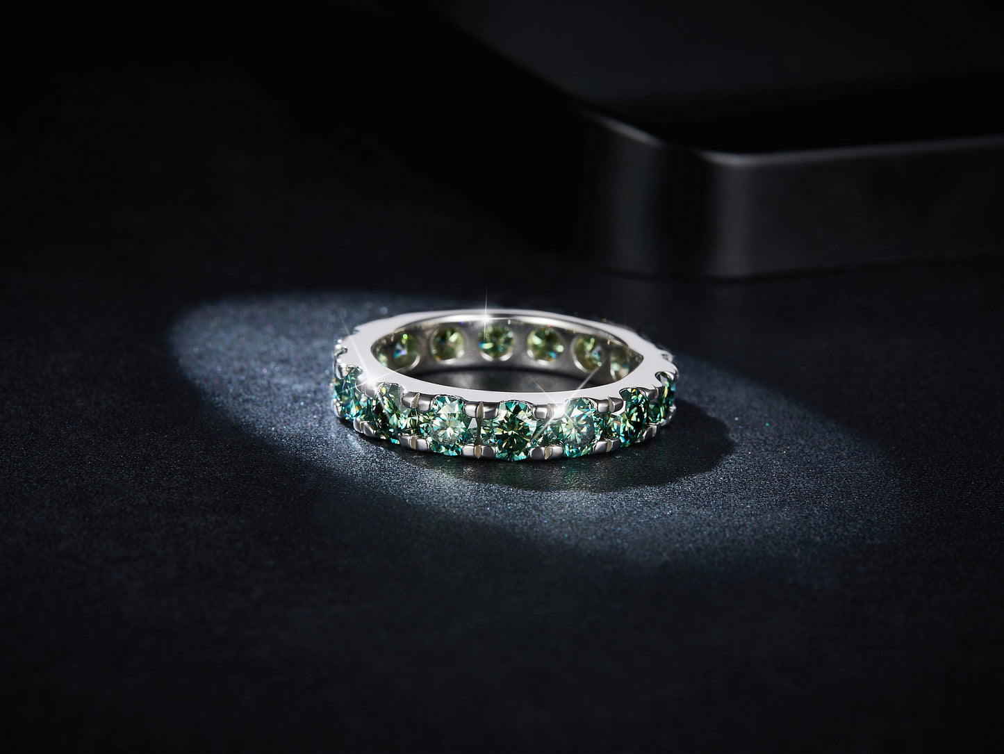 Men’s Ring in green moissanite + silver 925