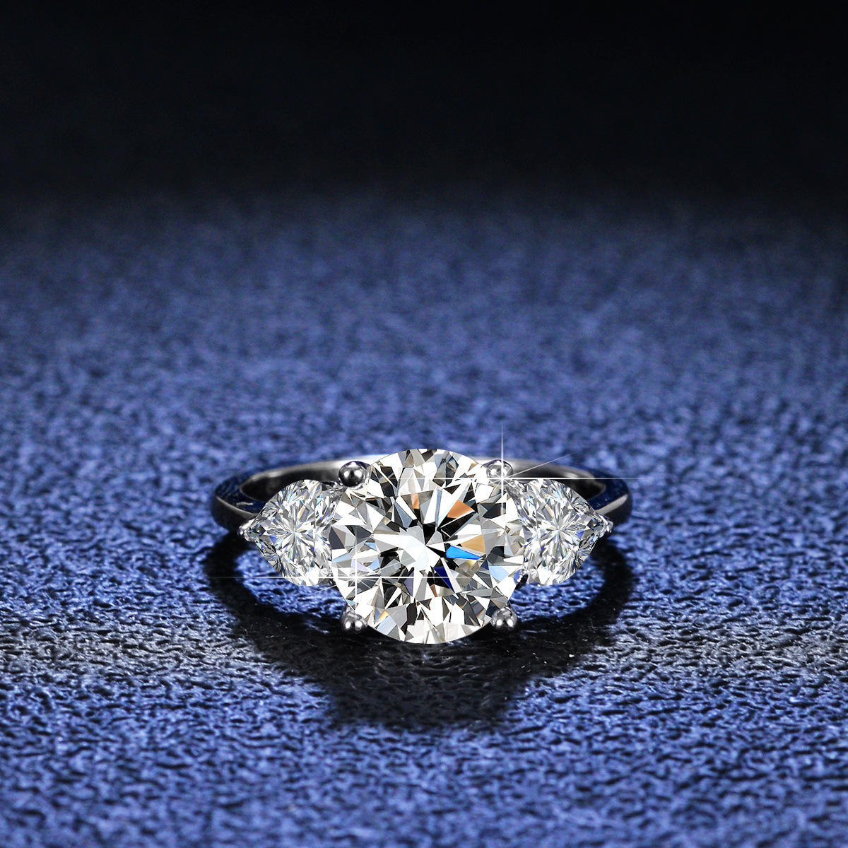Ring with Moissanite in Sterling Silver 925