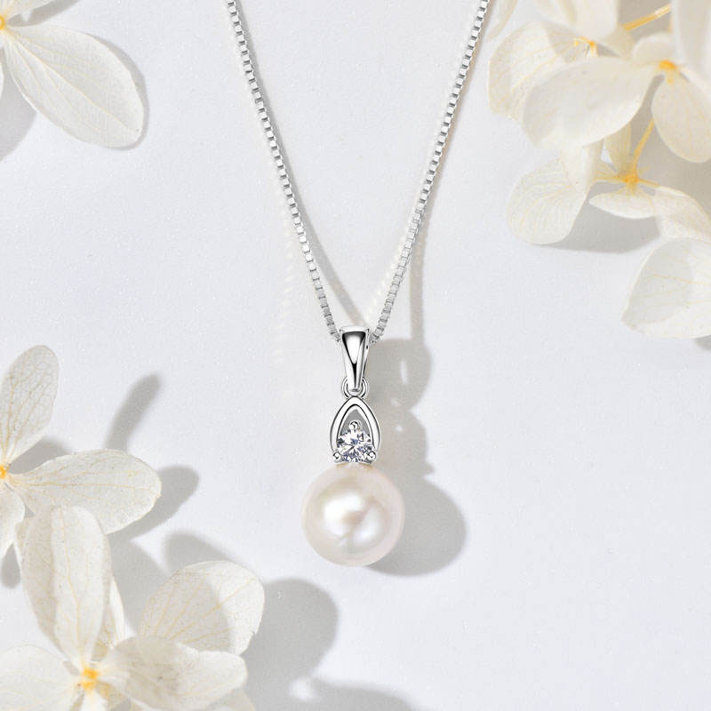 Classic Pearl Necklace in moissanite + sterling silver 925