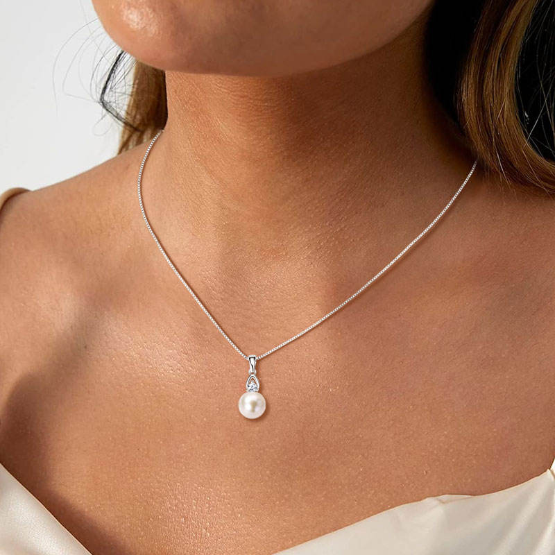 Classic Pearl Necklace in moissanite + sterling silver 925