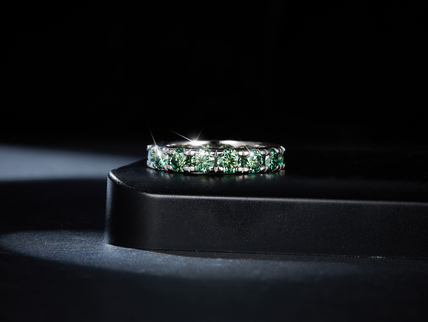 Men’s Ring in green moissanite + silver 925
